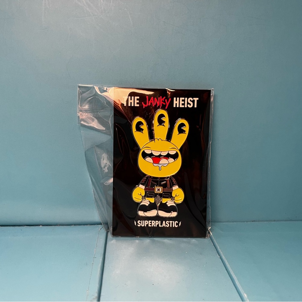 Superplastic - The Janky Heist Pin - Alien